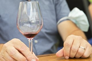 Les Suisses boivent toujours moins d'alcool et notamment de vin (archives). KEYSTONE/SALVATORE DI NOLFI